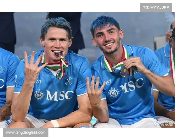 麦克托米奈西装搭配蓝白细条纹衬衫亮相温网帅气十足引领时尚潮流 麦克托米奈西装搭配蓝白细条纹衬衫亮相温网帅气十足引领时尚潮流